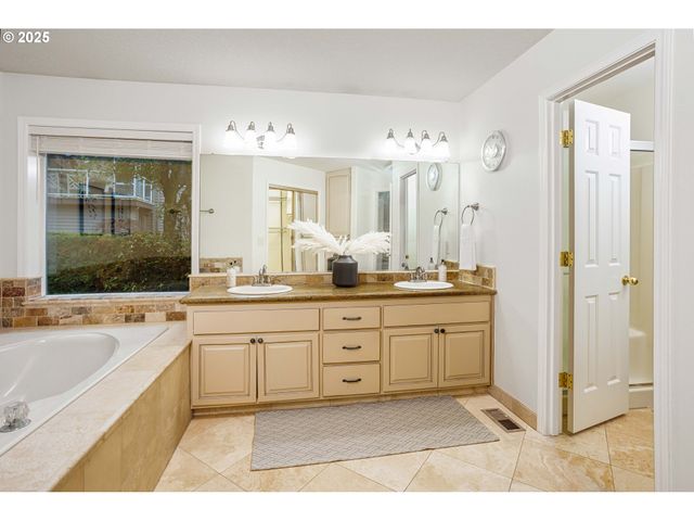 11544 Se HIGHLAND Loop, Clackamas, OR 97015