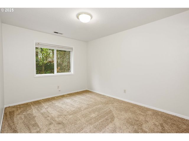 11544 Se HIGHLAND Loop, Clackamas, OR 97015