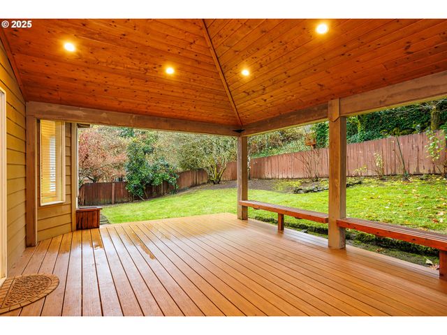 11544 Se HIGHLAND Loop, Clackamas, OR 97015