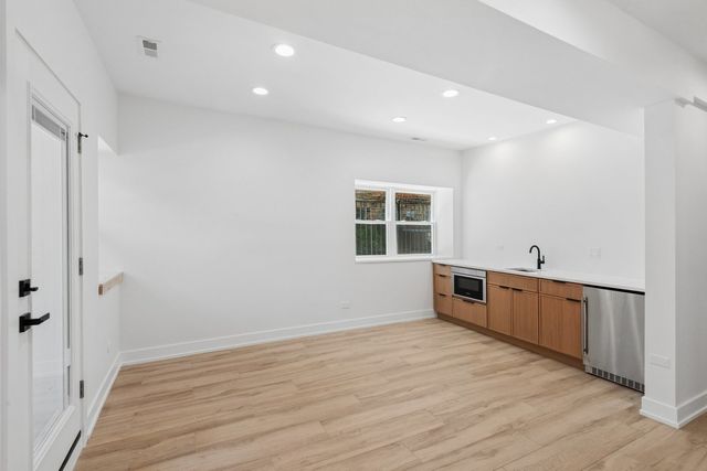 2647 W Walton Street 1, Chicago, IL 60622