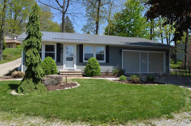 395 Lane 148 hamilton lake Lane, Hamilton, IN 46742