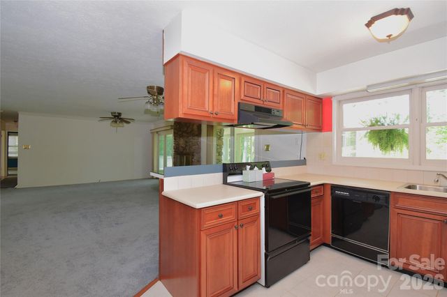 88 Botany Drive, Asheville, NC 28805