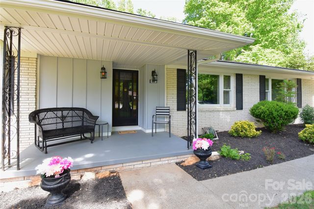 88 Botany Drive, Asheville, NC 28805