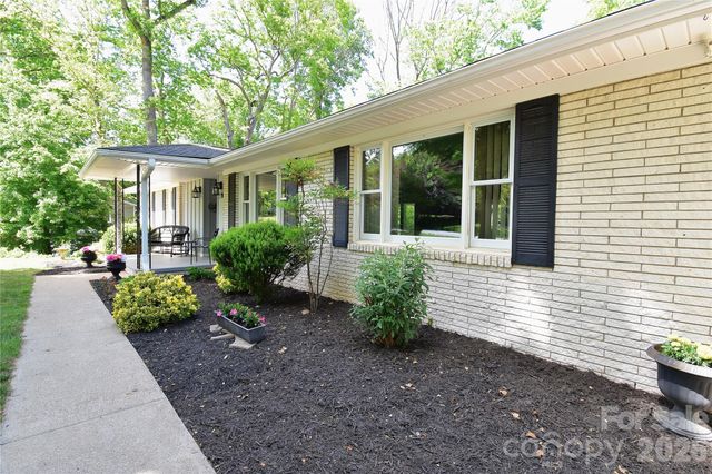 88 Botany Drive, Asheville, NC 28805