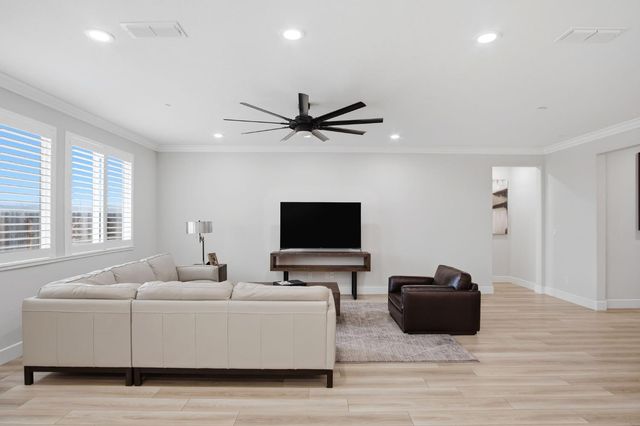 2131 Satinleaf Dr, Riverbank, CA 95367