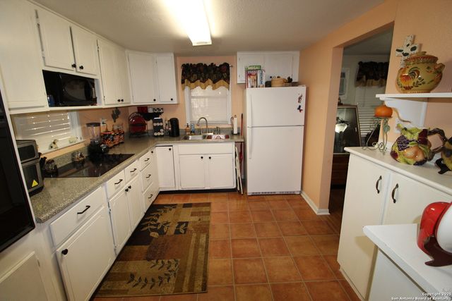 19411 Somerset, Lytle, TX 78052