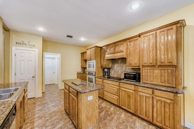 1820 Lake Glen Trail, Mansfield, TX 76063