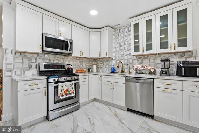 2446 NEW MARKET SQ S, Bensalem, PA 19020