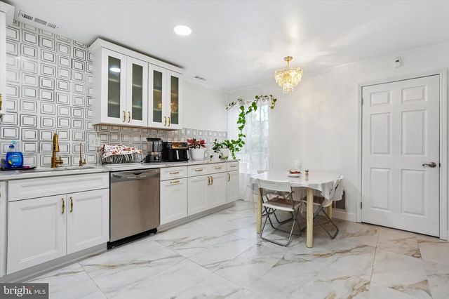 2446 NEW MARKET SQ S, Bensalem, PA 19020