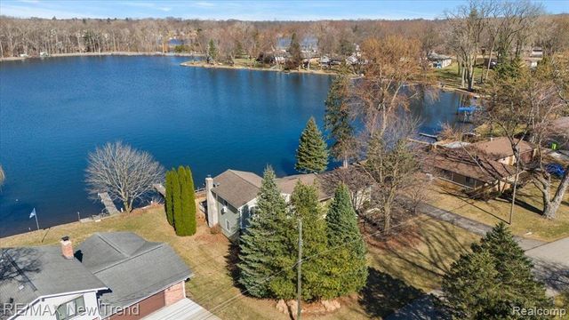 7135 Capri Drive, White Lake, MI 48383