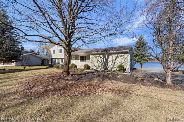 7135 Capri Drive, White Lake, MI 48383