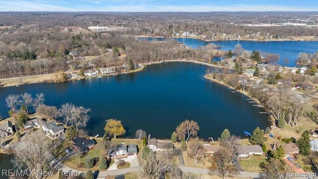 7135 Capri Drive, White Lake, MI 48383