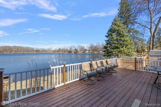 7135 Capri Drive, White Lake, MI 48383