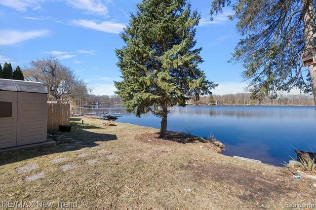 7135 Capri Drive, White Lake, MI 48383