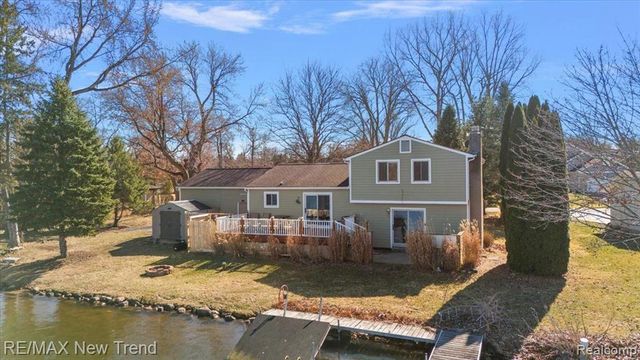 7135 Capri Drive, White Lake, MI 48383