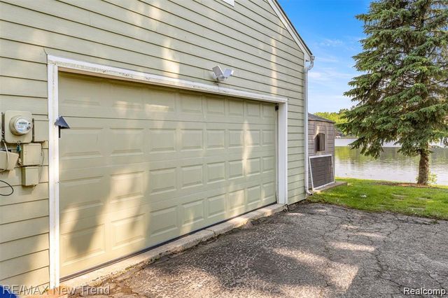 7135 Capri Drive, White Lake, MI 48383