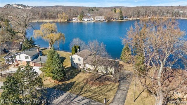 7135 Capri Drive, White Lake, MI 48383