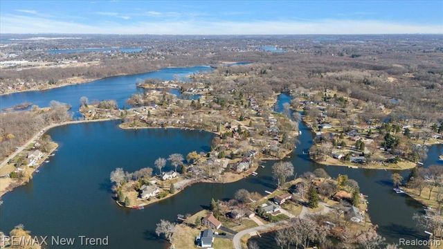 7135 Capri Drive, White Lake, MI 48383