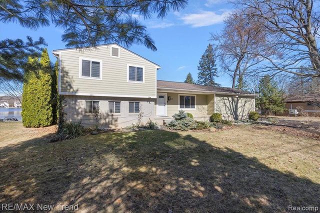 7135 Capri Drive, White Lake, MI 48383