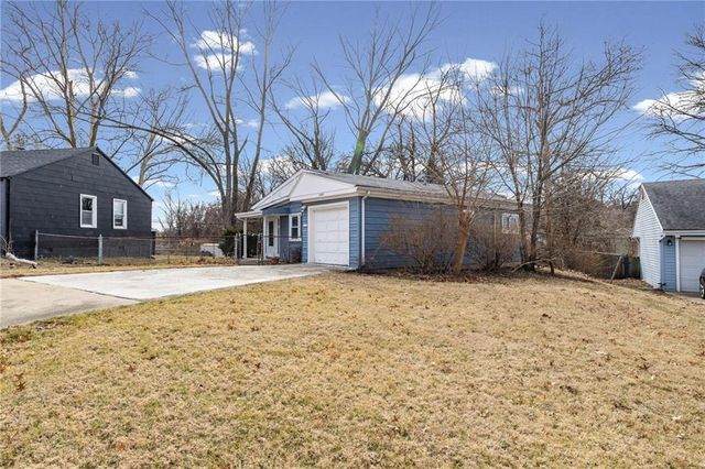 2407 NE 57th Terrace, Gladstone, MO 64118