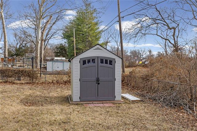 2407 NE 57th Terrace, Gladstone, MO 64118