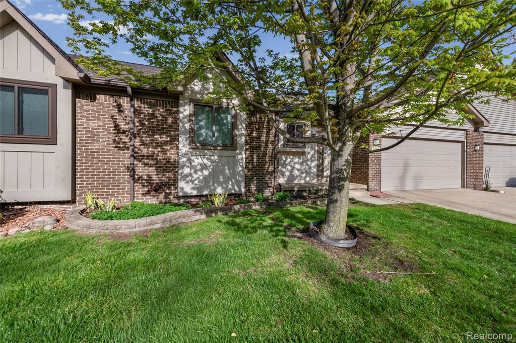 20557 Longwood Drive, Clinton Charter Township, MI 48038