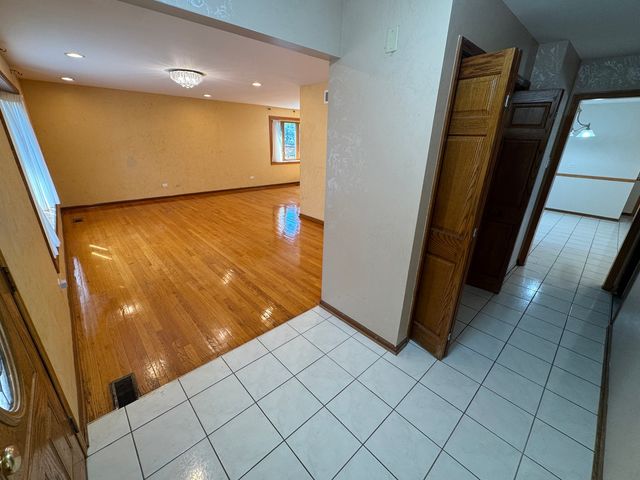 17W154 Terry Trail, Willowbrook, IL 60527