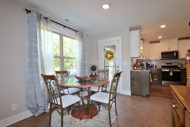 369 Frontier Dr, Clarksville, TN 37043