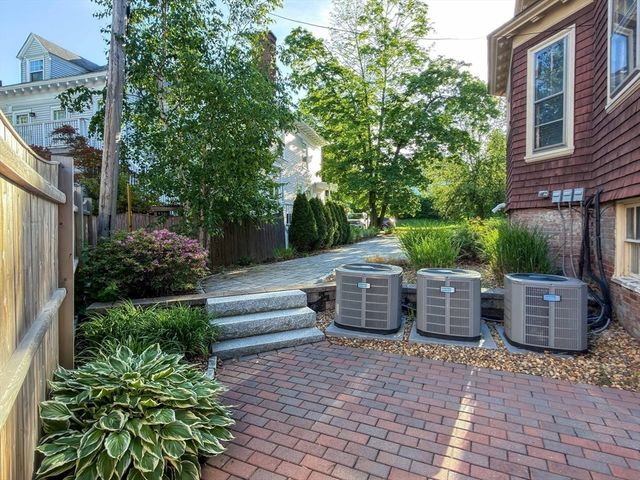 4 Westland St, Worcester, MA 01602