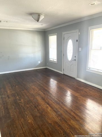 815 E Humphreys St, Seguin, TX 78155