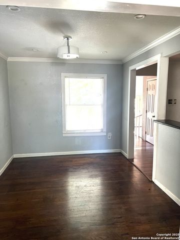 815 E Humphreys St, Seguin, TX 78155