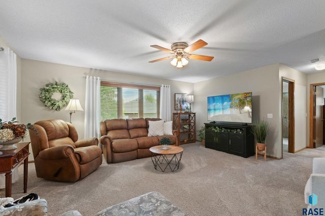 1800 N Ranch Oak Pl Place, Sioux Falls, SD 57110