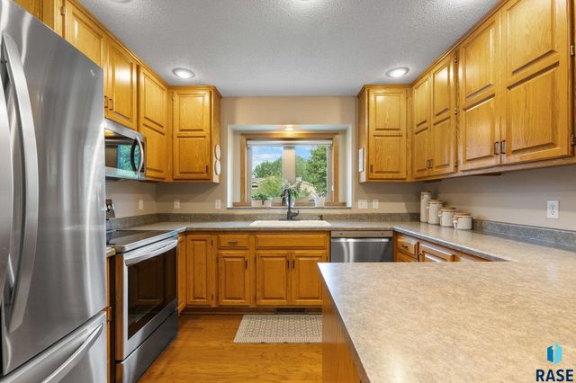 1800 N Ranch Oak Pl Place, Sioux Falls, SD 57110