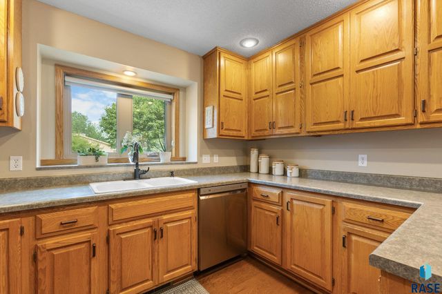 1800 N Ranch Oak Pl Place, Sioux Falls, SD 57110