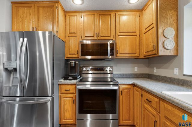 1800 N Ranch Oak Pl Place, Sioux Falls, SD 57110