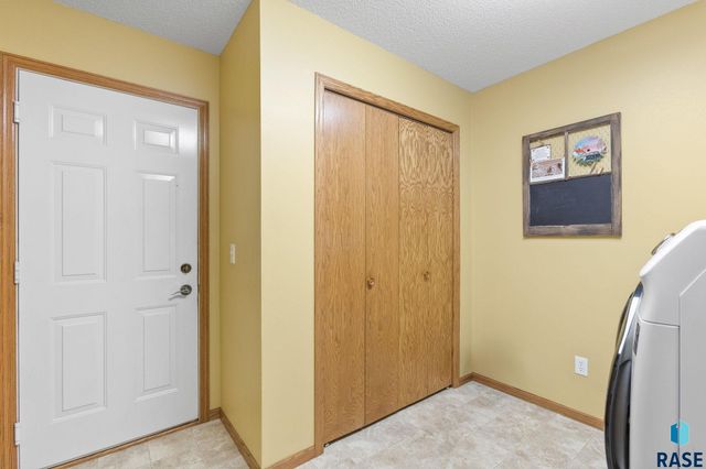 1800 N Ranch Oak Pl Place, Sioux Falls, SD 57110