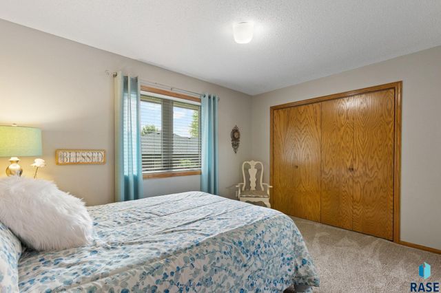 1800 N Ranch Oak Pl Place, Sioux Falls, SD 57110