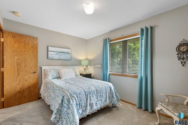 1800 N Ranch Oak Pl Place, Sioux Falls, SD 57110