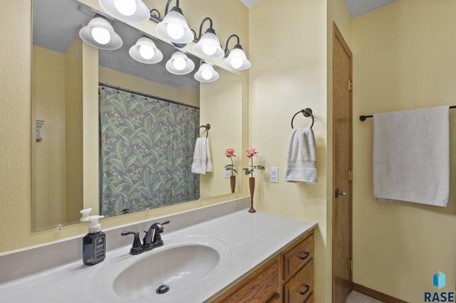 1800 N Ranch Oak Pl Place, Sioux Falls, SD 57110