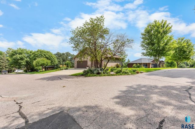 1800 N Ranch Oak Pl Place, Sioux Falls, SD 57110