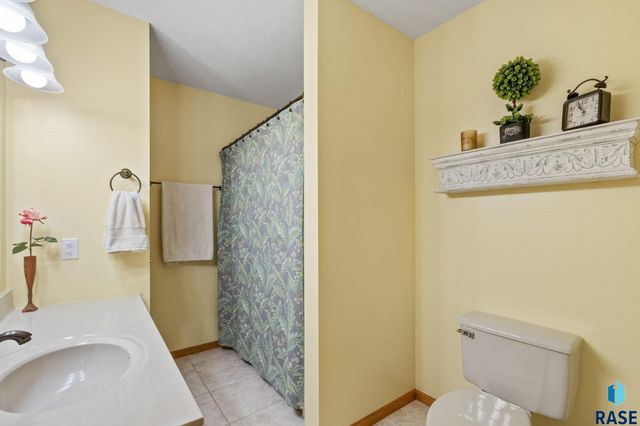 1800 N Ranch Oak Pl Place, Sioux Falls, SD 57110