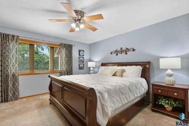 1800 N Ranch Oak Pl Place, Sioux Falls, SD 57110