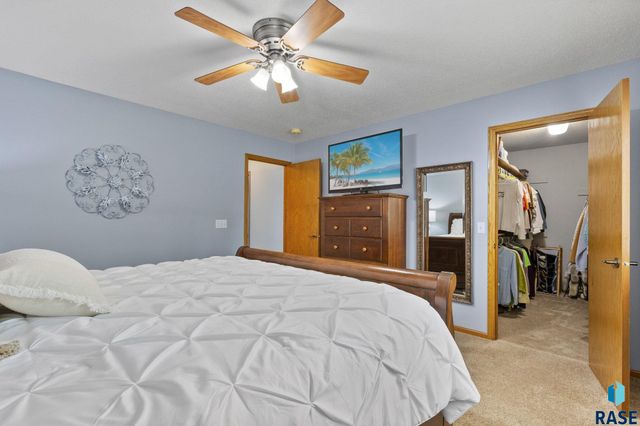 1800 N Ranch Oak Pl Place, Sioux Falls, SD 57110