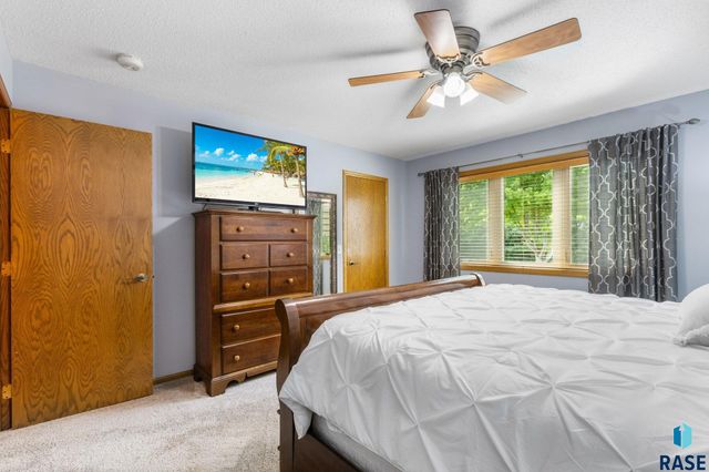 1800 N Ranch Oak Pl Place, Sioux Falls, SD 57110