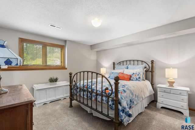 1800 N Ranch Oak Pl Place, Sioux Falls, SD 57110