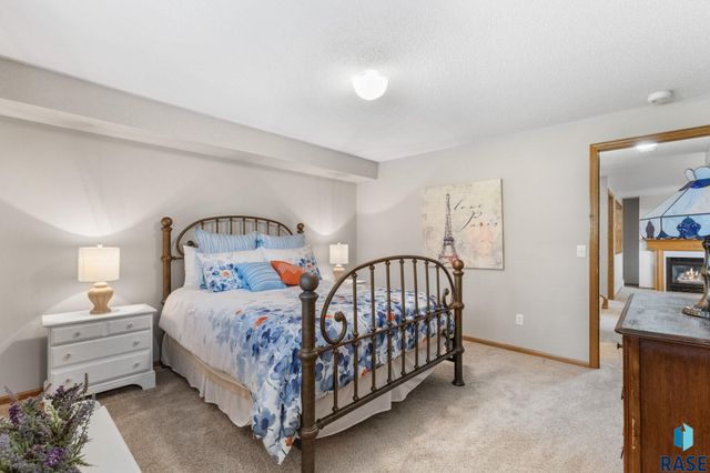 1800 N Ranch Oak Pl Place, Sioux Falls, SD 57110