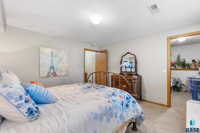 1800 N Ranch Oak Pl Place, Sioux Falls, SD 57110