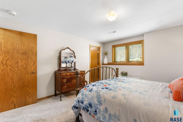 1800 N Ranch Oak Pl Place, Sioux Falls, SD 57110