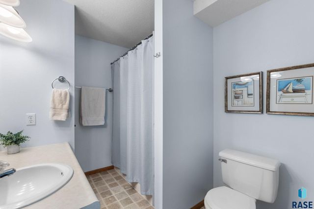 1800 N Ranch Oak Pl Place, Sioux Falls, SD 57110