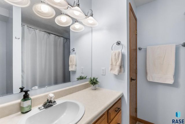 1800 N Ranch Oak Pl Place, Sioux Falls, SD 57110